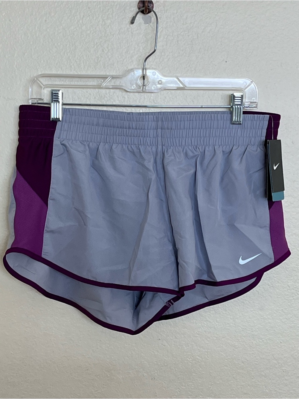Women’s Nike NWT Tempo Dri-FIT Mid-Rise 3” Running Shorts Gray and Purple Size L
